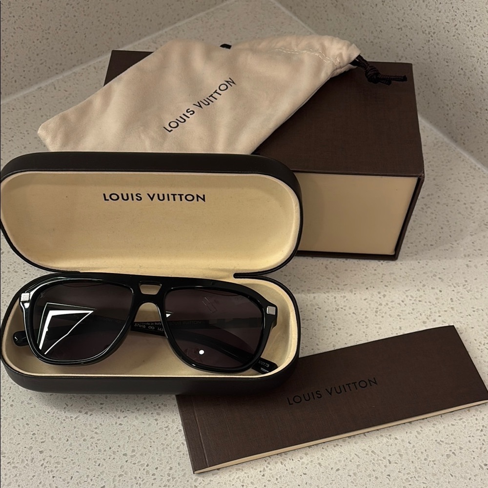Louis Vuitton CONVICTION PILOT sunglasses